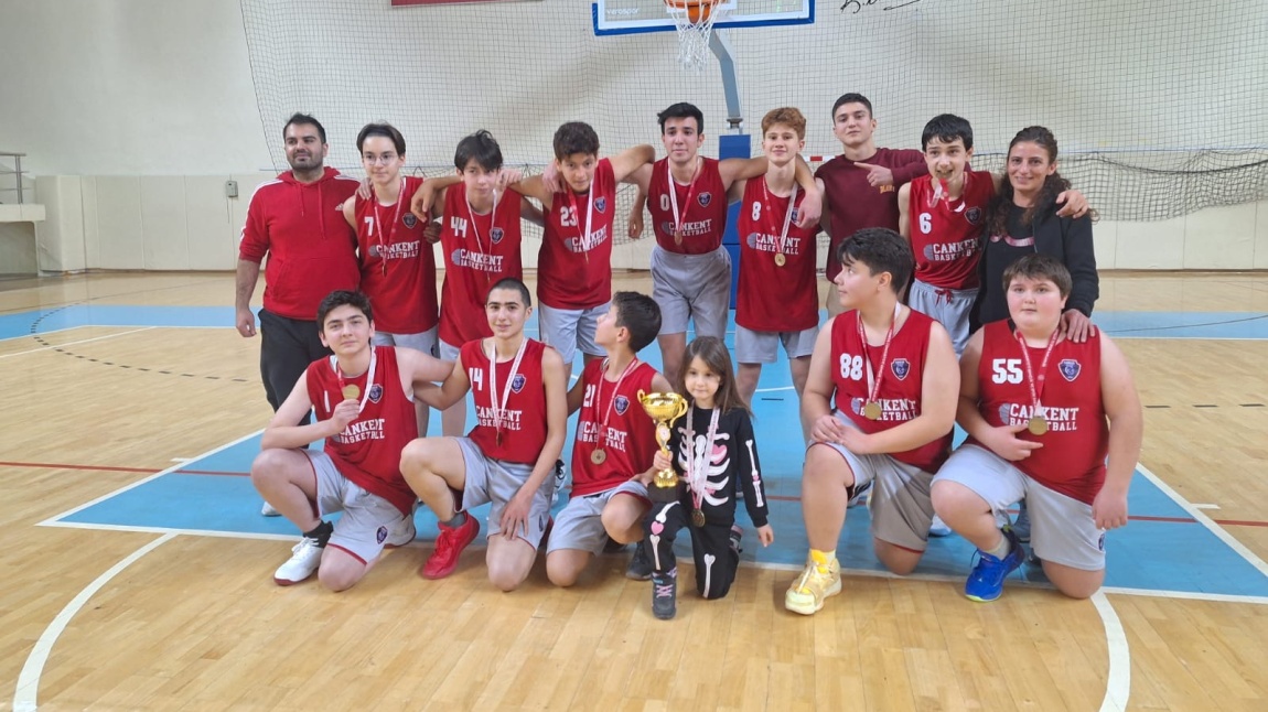 U14 Lig Maçlarında Okulumuz Basketbol Takımı Erzincan Birincisi Olmuştur.