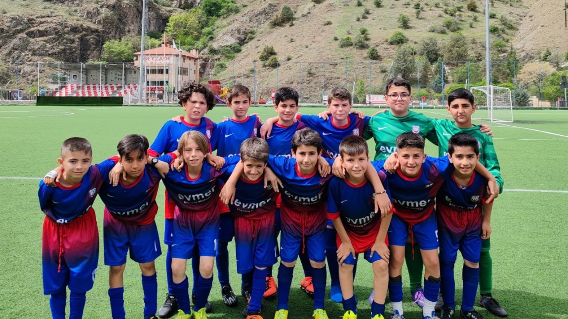 Küçükler Erkek Futbol  Takımımız Gümüşhane İlinde Yapılan Grup Müsabakalarına Katılım Sağlamıştır.